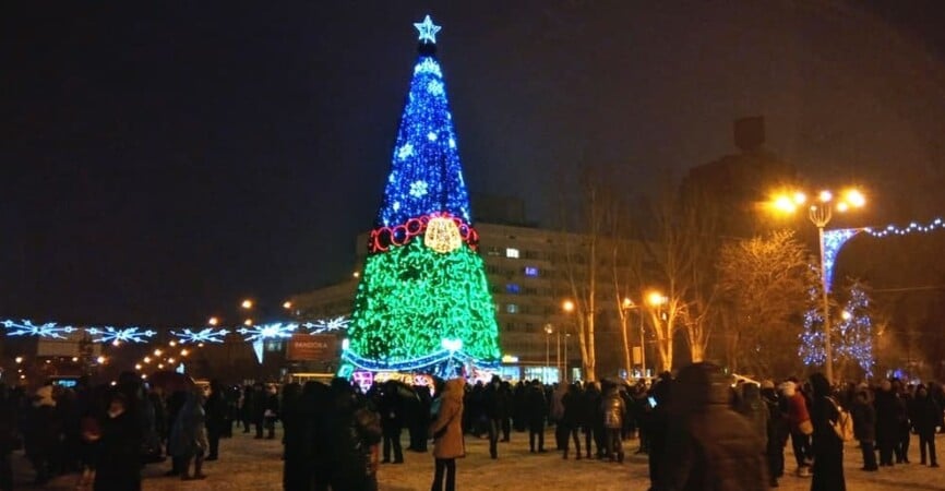 В оккупированном Донецке зажгли городскую елку