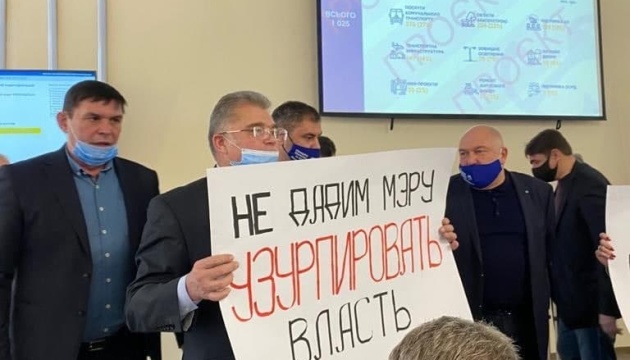 У Маріупольській міськраді депутати ОПЗЖ влаштували бійку і зламали мікрофони