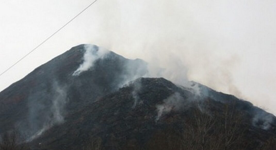 В Мирнограде наблюдают дым над терриконами: видео