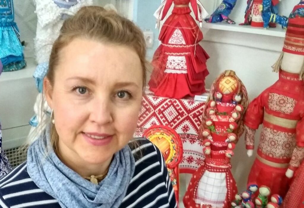 “Это состояние души”: как мастерица из Северодонецка создает традиционные куклы