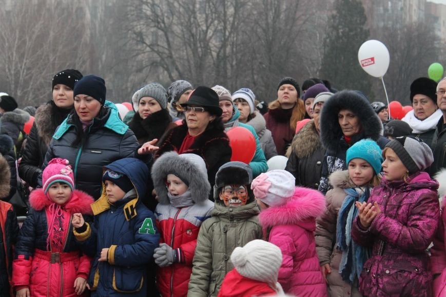 В Славянске в массовке и без масок провели торжественное открытие городской елки