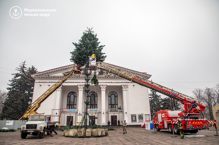 В Мариуполе Театральную площадь украсили к Новому году