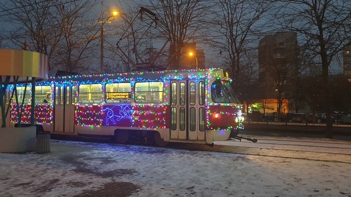 В Мариуполе городской транспорт украсили к Новому году