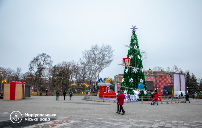 Новогодние елки Мариуполя "зажгут" в новом формате (фоторепортаж), ялинки