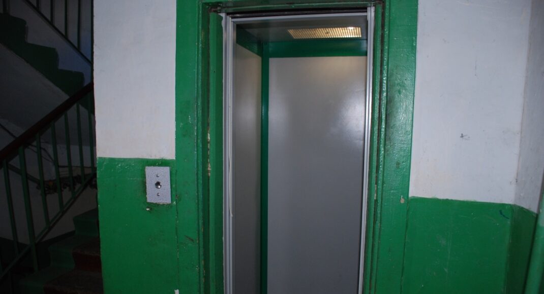 В Краматорске в жилых домах ремонтируют лифты