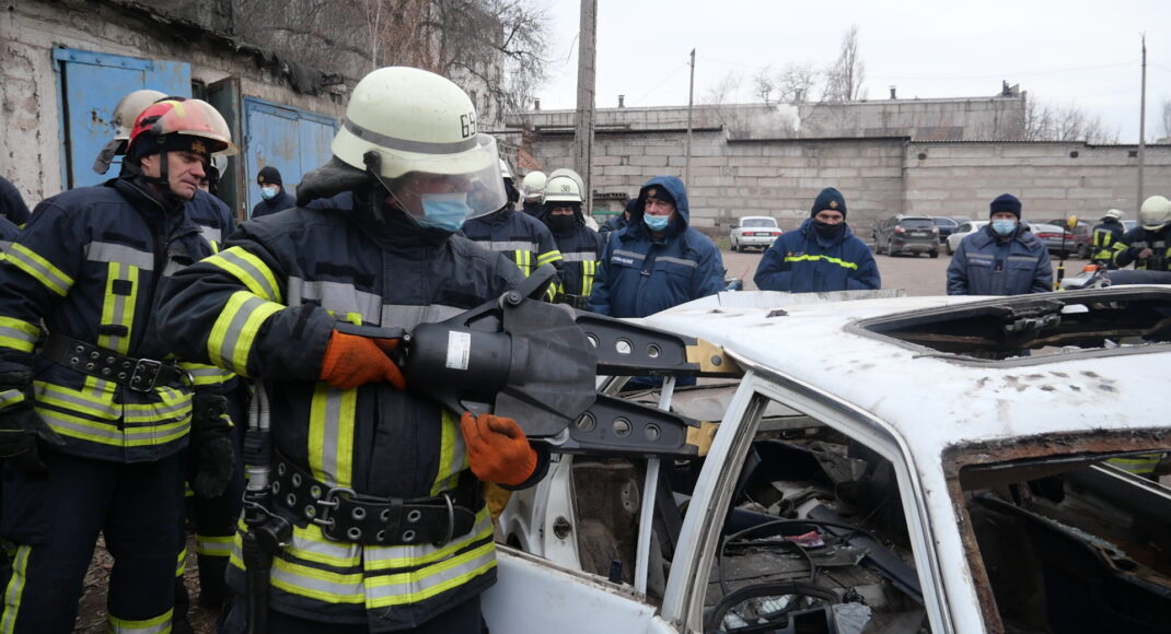 Рятувальники Донеччини провели навчання з використанням спецавтомобілів (фото)