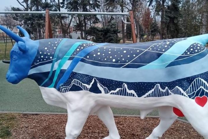 В соцсетях критикуют новогоднюю фигуру быка в Мариуполе, выставленную на детской площадке: что возмущает жителей