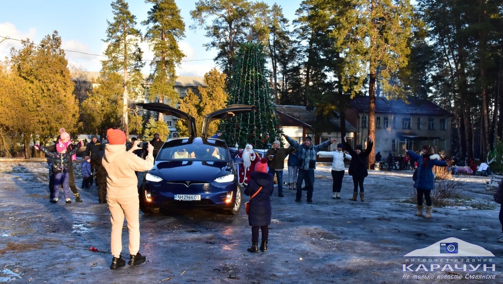 У Святогірську провели новорічний флешмоб з автомобілем Tesla: відео