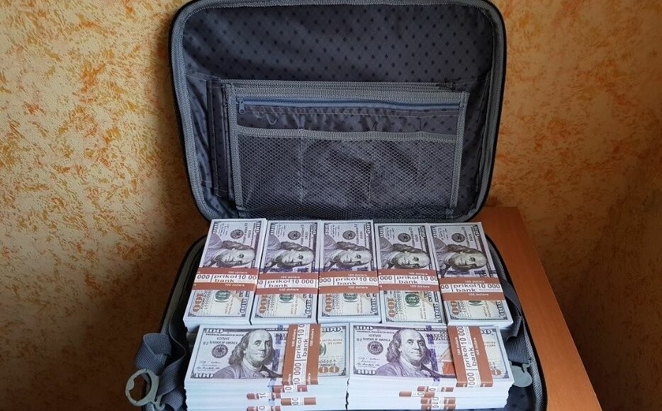 Через КПВВ "Станица Луганская" мужчина вез 4 млн грн: что известно