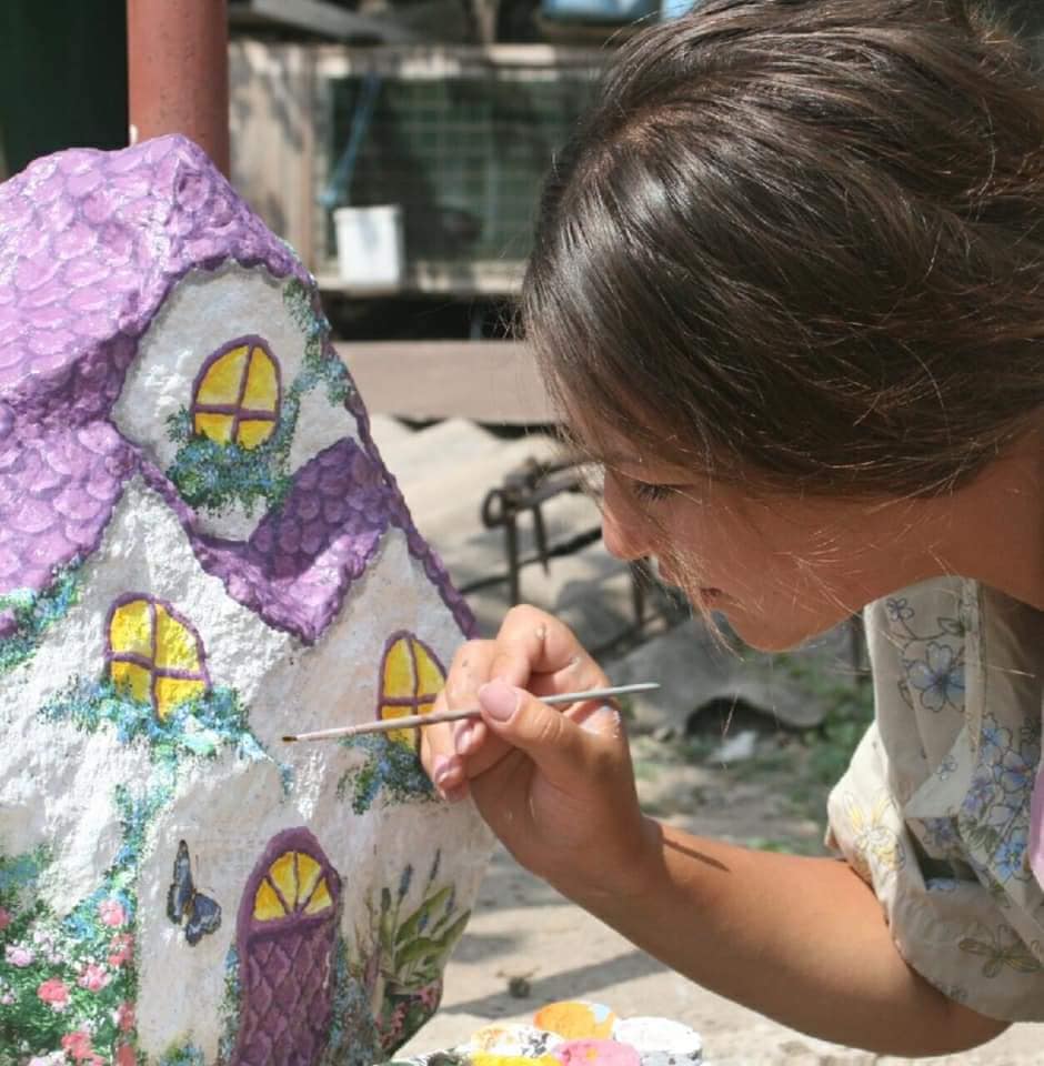 Наскальная живопись: как сартанская художница разрисовывает гранитные камни для украшения родного поселка