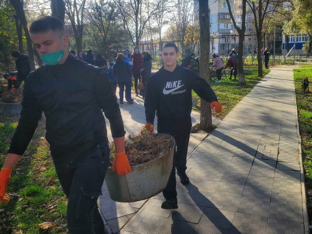 Скверная история. Как мариупольцы 3 года борются против застройки сквера "Надежда"