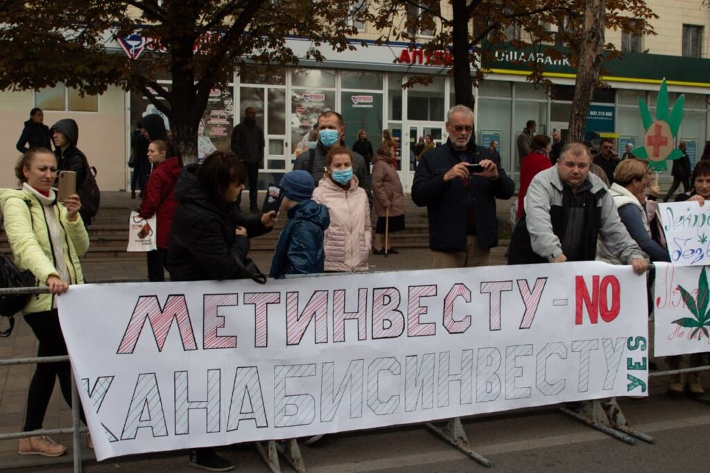 В день визита Зеленского 29 октября 2019 года горожане вышли на пикет. Выступали за легализацию каннабиса, за выплату долгов по зарплате бывшим работникам «Азовмаша», против отвода войск и против загрязнения экологии 