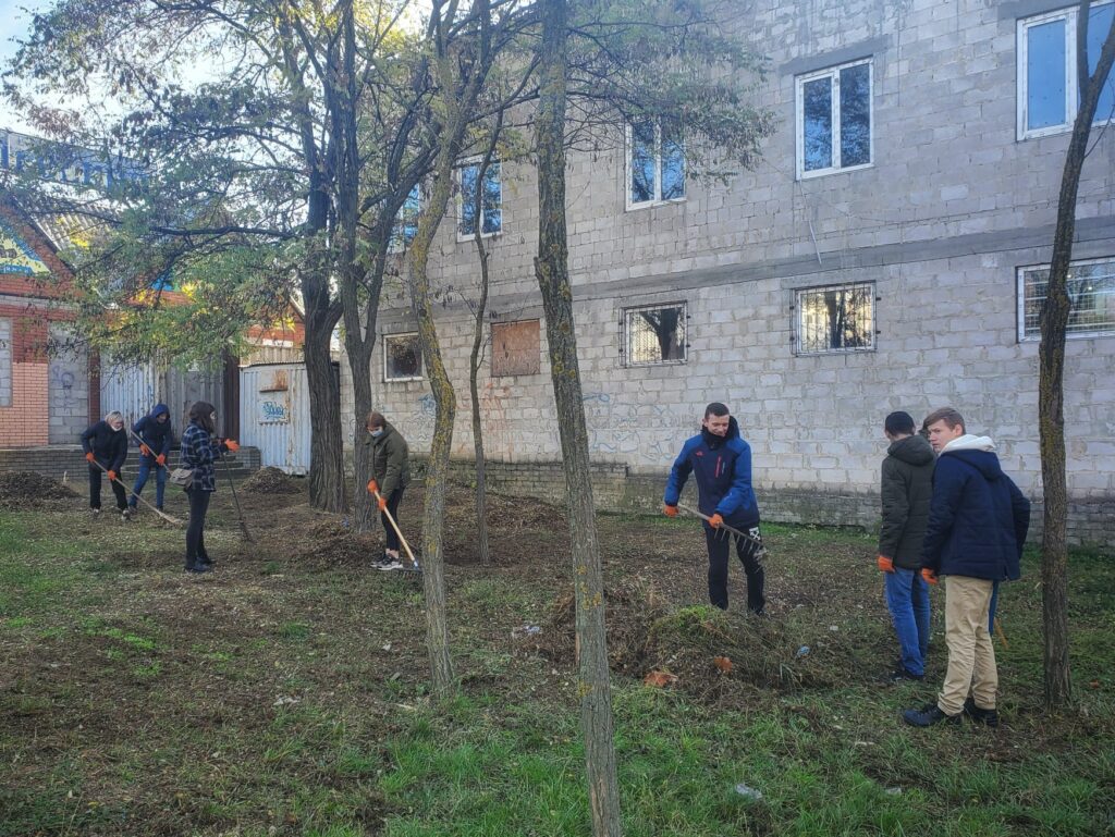 Скверная история. Как мариупольцы 3 года борются против застройки сквера "Надежда"