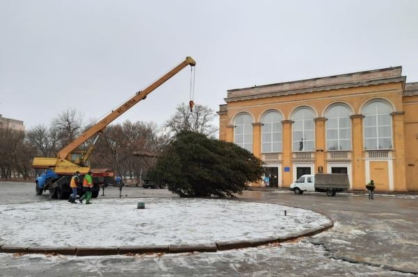 В Краматорске в Старом городе устанавливают новогоднюю елку и фотозону