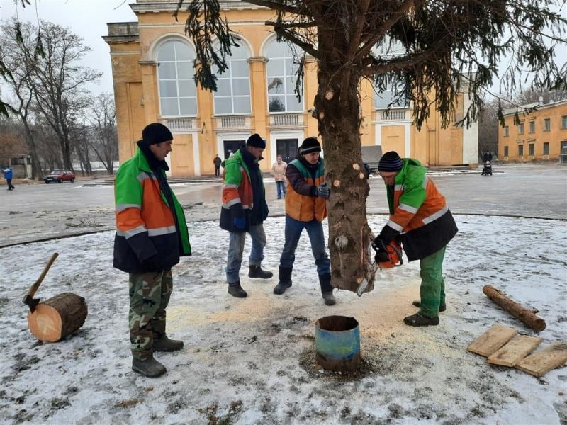 В Краматорске в Старом городе устанавливают новогоднюю елку и фотозону