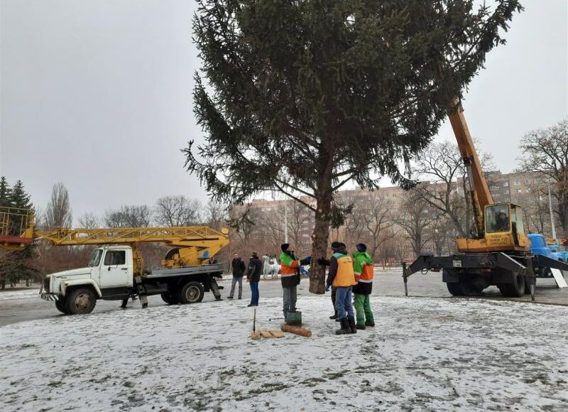 В Краматорске в Старом городе устанавливают новогоднюю елку и фотозону