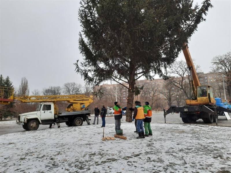 В Краматорске в Старом городе устанавливают новогоднюю елку и фотозону