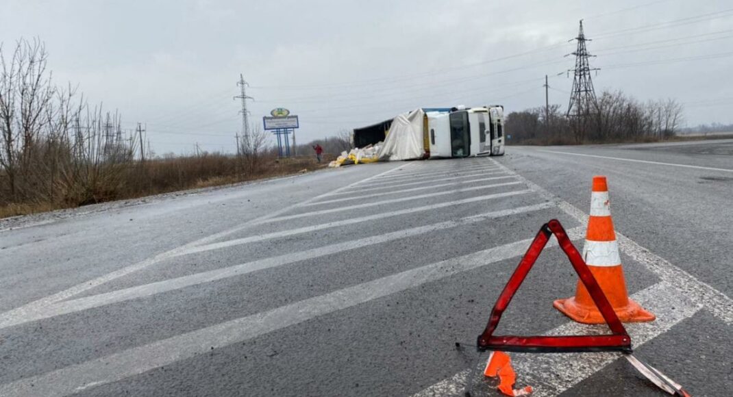 На Донеччині на трасі перекинулася вантажівка-важковаговик: рух попутного напрямку перекрито (фото)