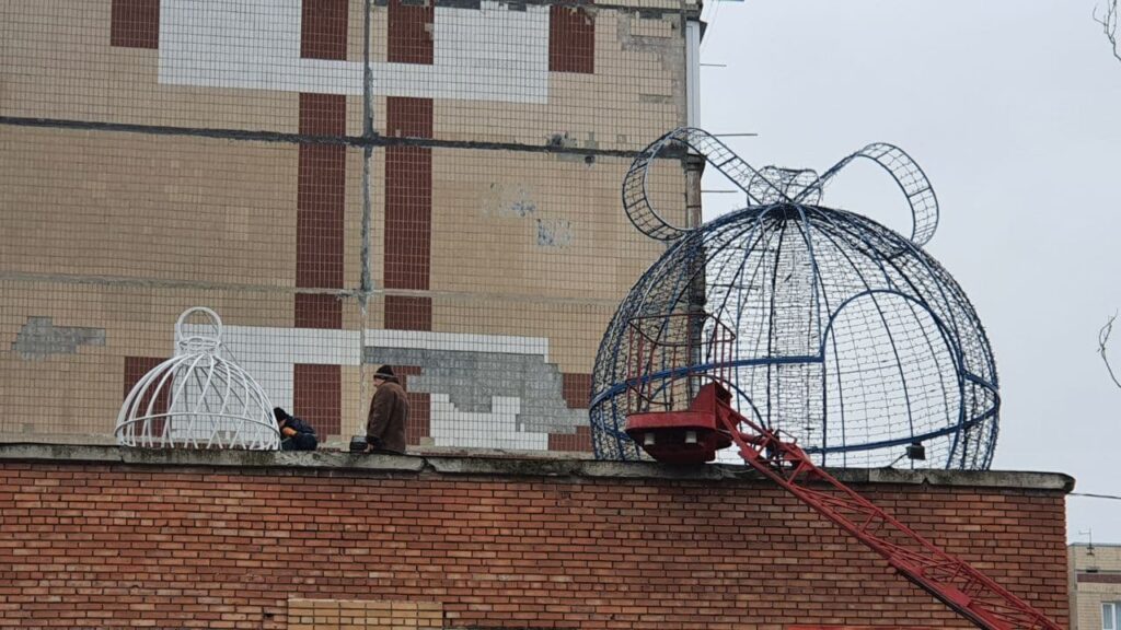 Новогоднюю фотозону Дружковки перевезли на крышу бывшей библиотеки