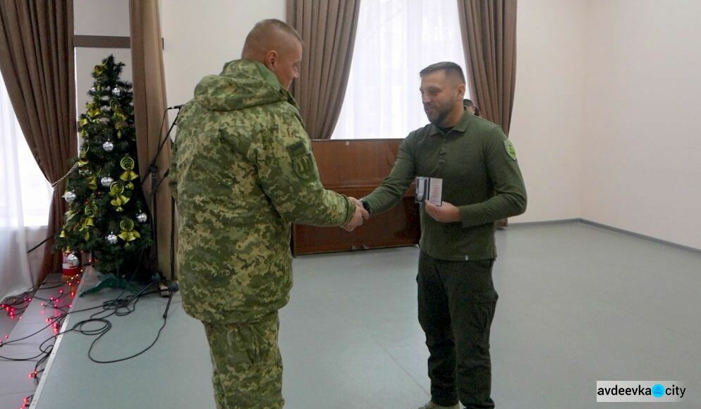 Украинским военным вручили медали "За оборону Авдеевки"