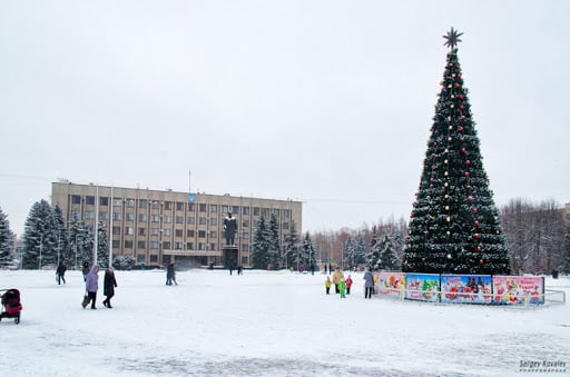 В Славянске 19 декабря проведут открытие новогодней елки: из-за COVID-19 зрителей приглашают в онлайн режиме