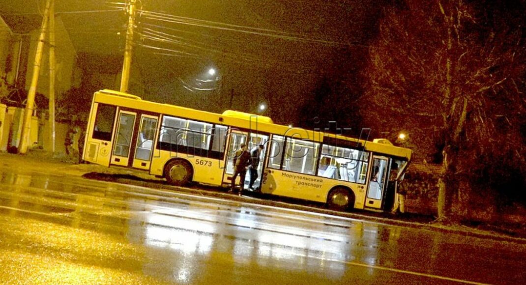 У Маріуполі пасажирський автобус без водія врізався в дерево