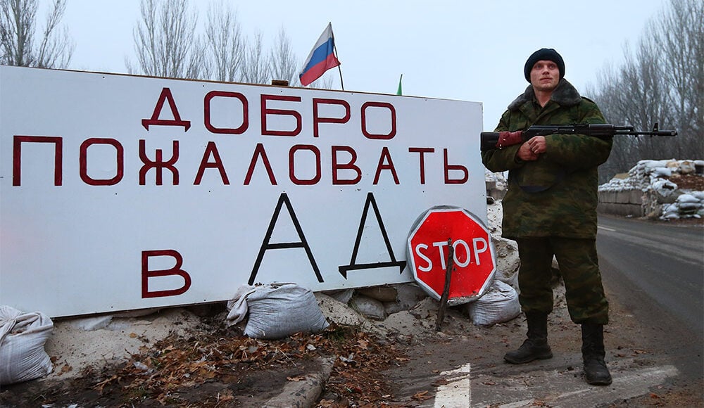 Гармаш показал листовки для рабочих, которые раздавали в оккупированном Донецке в 2014 году 