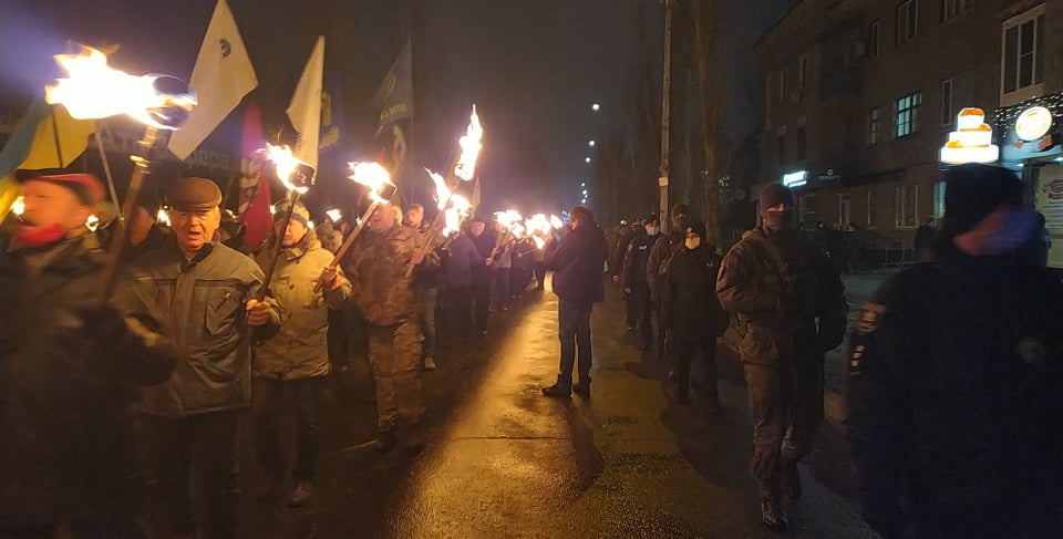 В Славянске в шестой раз проходит факельное шествие в честь дня рождения лидера ОУН Бандеры. Фото: Восточный вариант