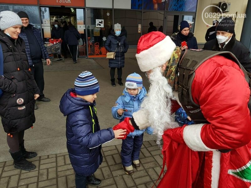 В Мариуполе байкеры провели новогодний автопробег и угостили конфетами детей Фото: 0629