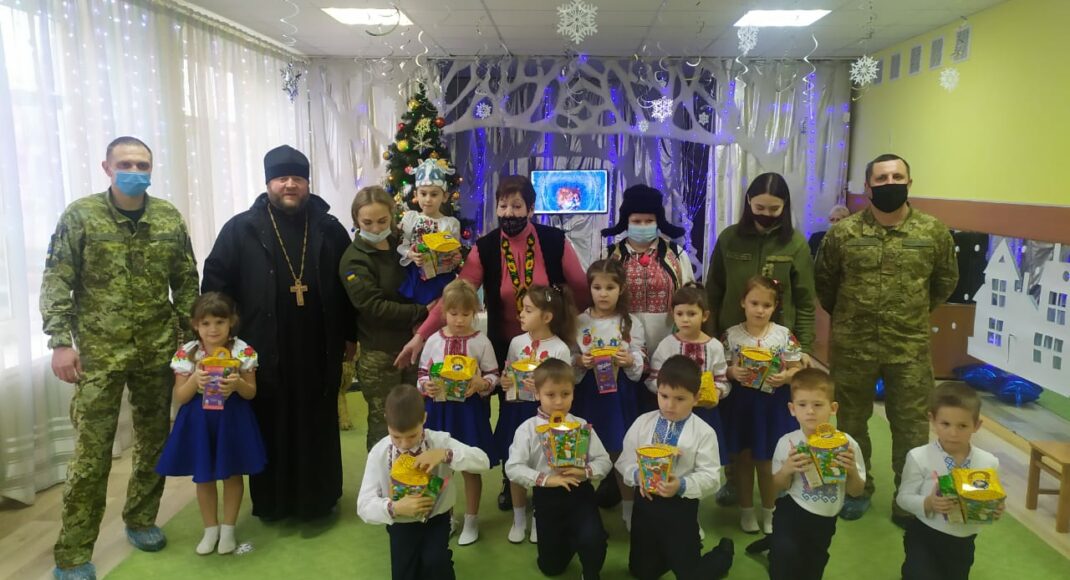 На Донетчине пограничники поздравили детей с Рождеством