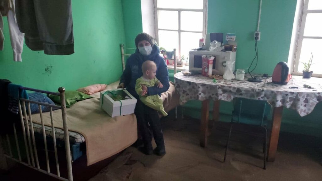 Волонтеры помогли доставить новогодние подарки детям и медицинские приборы жителям в Станицу Луганскую