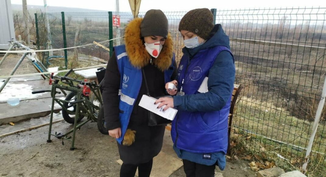 Волонтеры подарили сотрудникам КПВВ "Станица Луганская" бесконтактный термометр