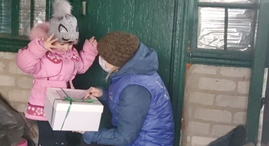 Волонтеры помогли доставить новогодние подарки детям и медицинские приборы жителям в Станицу Луганскую: фото