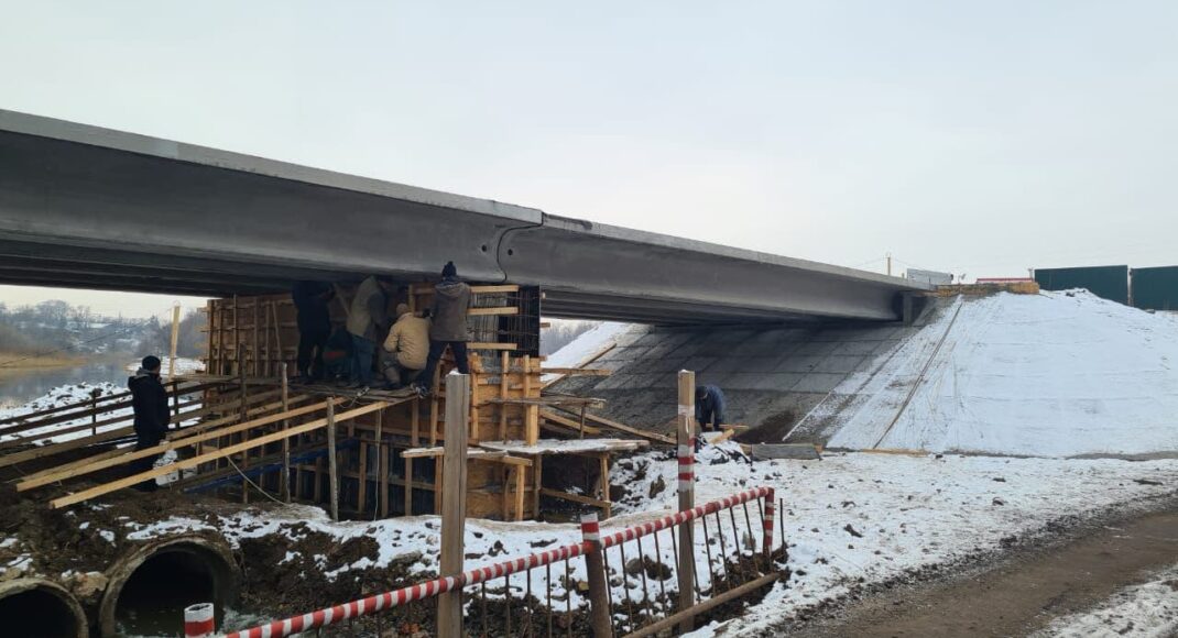 У Торецьку продовжують відновлення моста, зруйнованого бойовиками НЗФ: фото