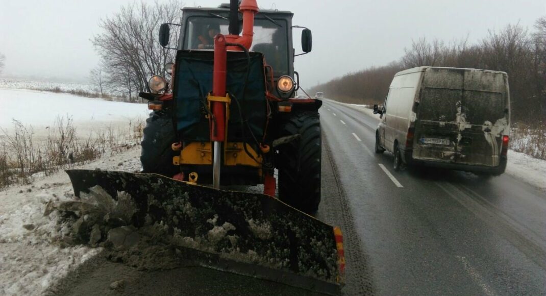 На Донеччині за необхідності задіють додаткову техніку для очищення доріг від снігу