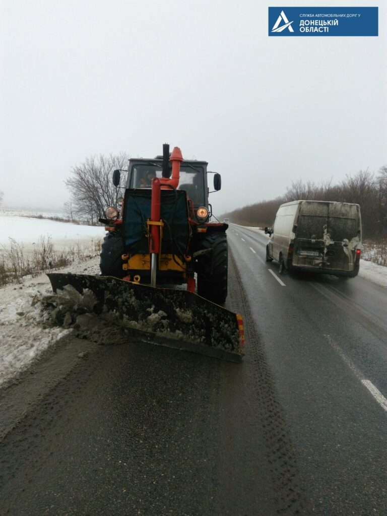 На Донетчине при необходимости задействуют дополнительную технику для очистки дорог от снега