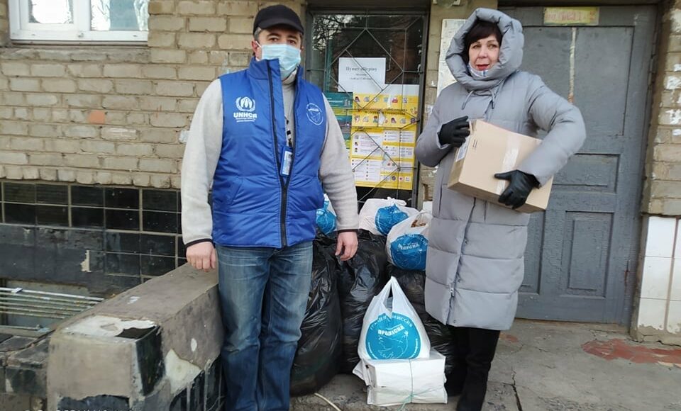 Волонтеры привезли в пункты обогрева в Бахмуте чай и теплые вещи: фото