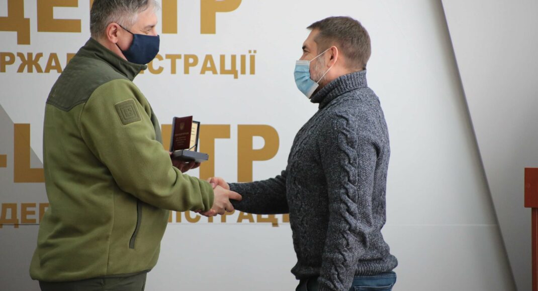 Глава ЛугОГА и волонтеры получили медали от ВСУ: фото