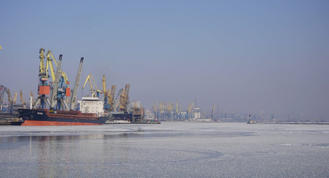 У Маріуполі показали, як виглядають море і порт під дією морозу: відео