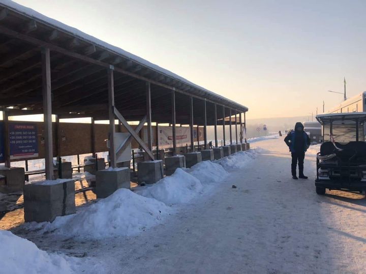 На КПВВ "Станица Луганская" приостановили бесплатный подвоз граждан из-за мороза в -25°С