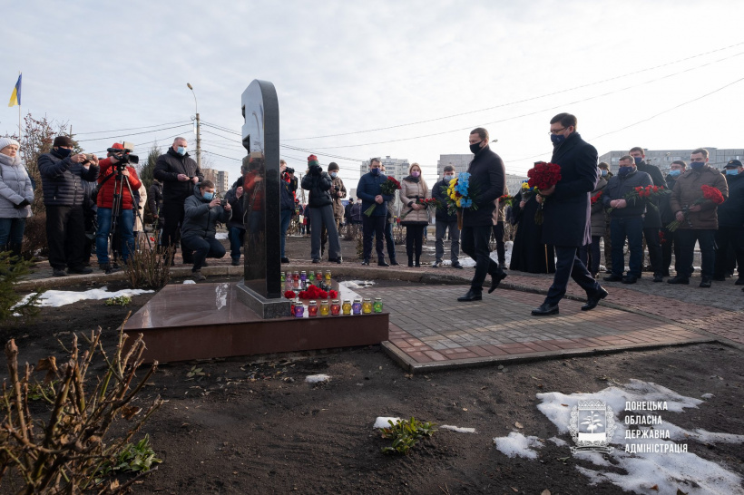 У Маріуполі вшанували пам'ять жертв обстрілу з "Градів" бойовиками НЗФ: фото