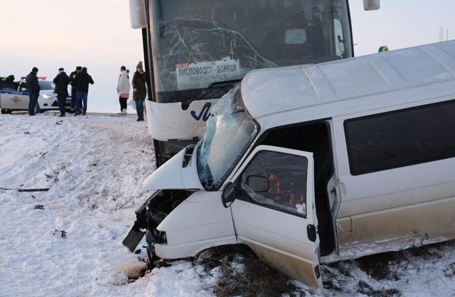 Автобус, що прямував до Донецька, потрапив в ДТП в Росії: є постраждалі (фото)