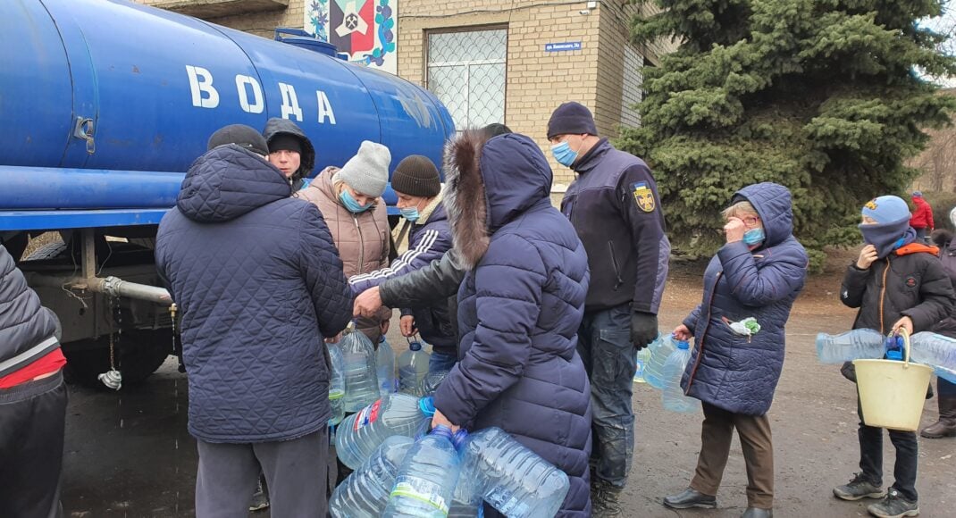 В Торецке по-прежнему нет воды: доставляют спасатели