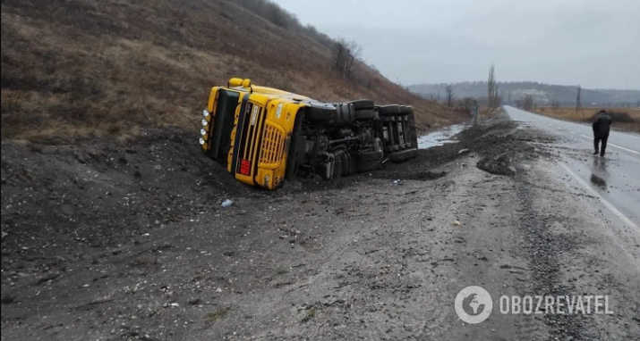 На Луганщине перевернулся грузовик: на дорогу вылилось 12 тонн мазута