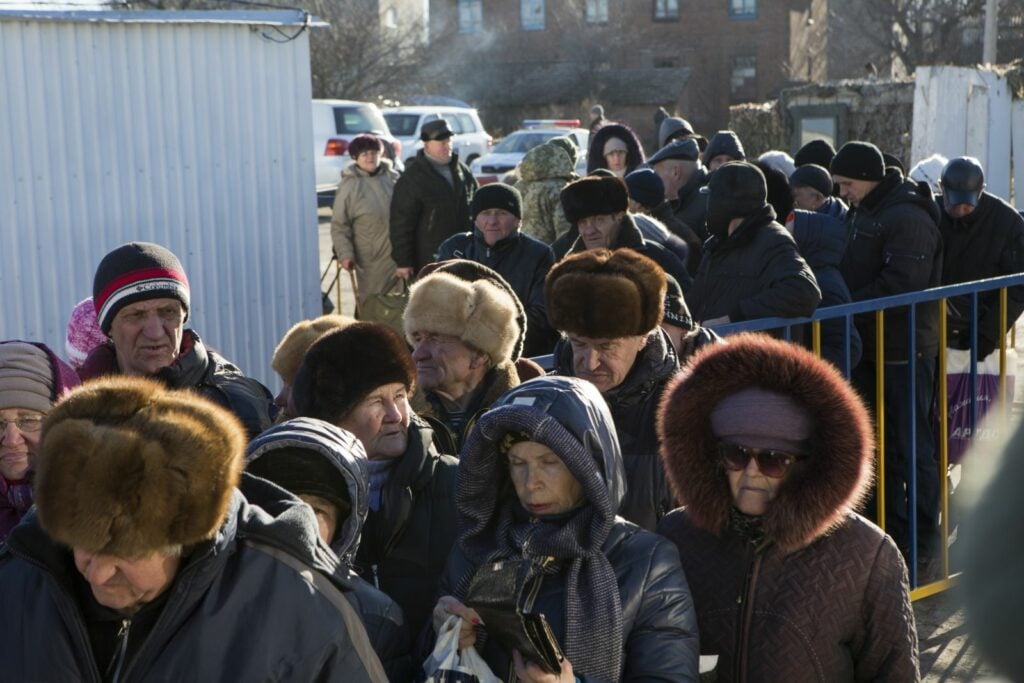 На КПВВ "Новотроицкое" и "Станица Луганская" 29 января временно заблокировали пропуск граждан