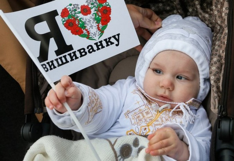 На Донеччині 250 вишиванок подарують немовлятам до Дня вишиванки: відео