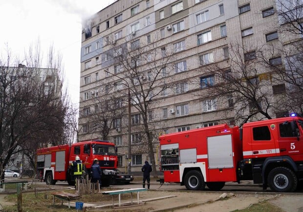 В Мариуполе двух людей эвакуировали спасатели из-за пожара в квартире