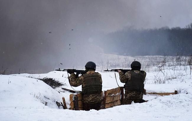 В новогоднюю ночь боевики НВФ обстреляли позиции украинских защитников вблизи Водяного: видео