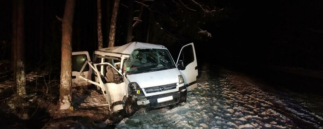 Автобус з мешканцями Донеччини, які їхали на заробітки за кордон, потрапив у ДТП на Рівненщині: фото