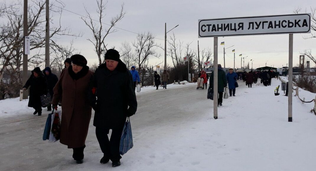 На КПВВ "Станица Луганская" увеличился поток людей: что известно